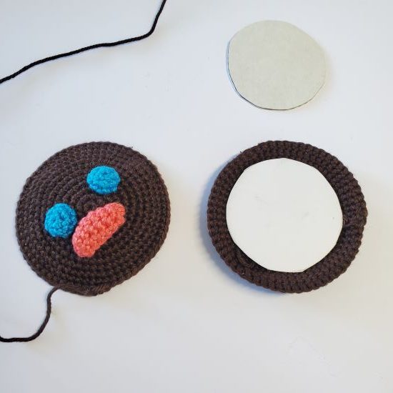 Showing how cardboard circles are inserted into the paleta.